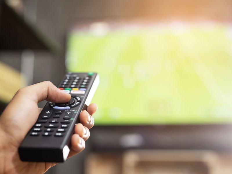 VOD – filmy na zawołanie uruchamiane przez mężczyznę za pomocą pilota do telewizora.