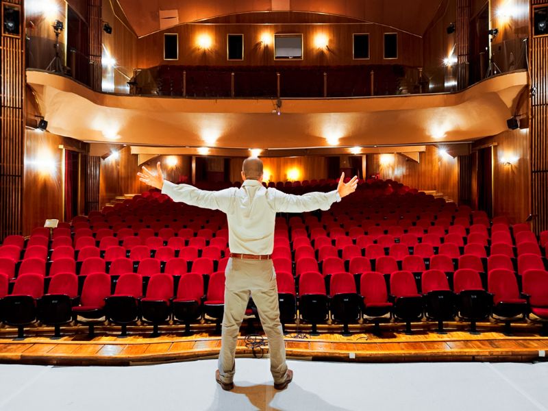 Jak promować spektakle teatralne w sieci? Na zdjęciu samotny aktor na pustej widowni.